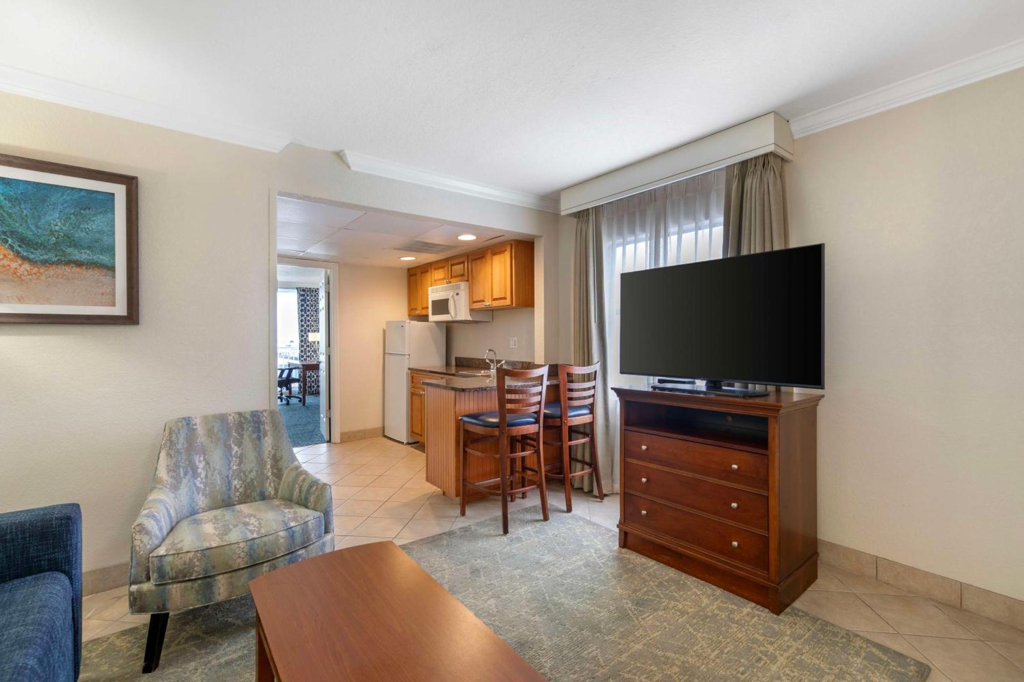 Family Suite 1 King Bed Kitchenette,1665400022:JPEG